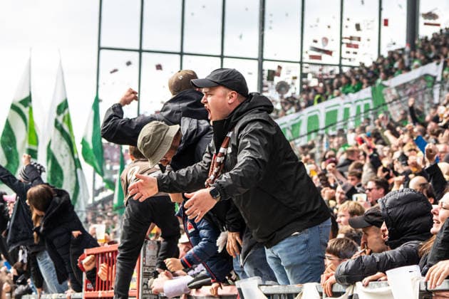 Fans nach dem zwischenzeitlichen 1:1. Hoffnung geht wieder auf. 16.05.2026, FC St. Pauli -VFL Wolfsburg, Fussball, 1. Bundesliga, Millerntor Stadion, Hamburg DFL regulations prohibit any use of photographs as image sequences and or quasi-video. Copyright: HMBxMedia xFinnxWeidmann
