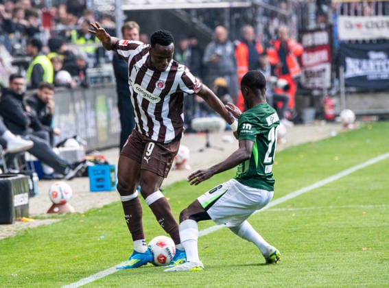 Abdoulie Ceesay (FC St. Pauli, 9) versucht vorbei zu kommen 16.05.2026, FC St. Pauli -VFL Wolfsburg, Fussball, 1. Bundesliga, Millerntor Stadion, Hamburg DFL regulations prohibit any use of photographs as image sequences and or quasi-video. Copyright: HMBxMedia xFinnxWeidmann