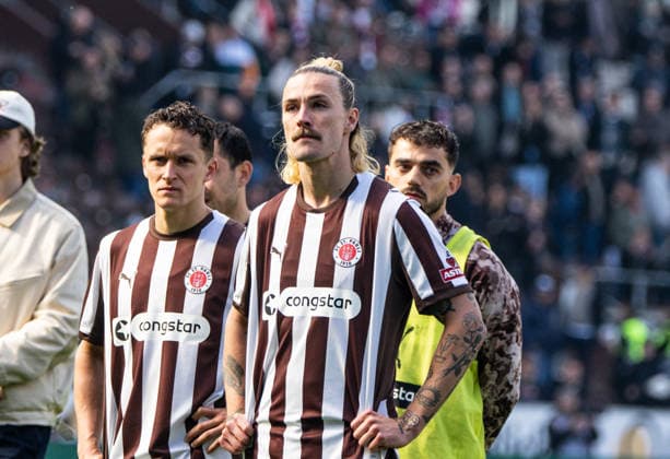Jackson Irvine (FC St. Pauli, 7) vor der Fankurve 16.05.2026, FC St. Pauli -VFL Wolfsburg, Fussball, 1. Bundesliga, Millerntor Stadion, Hamburg DFL regulations prohibit any use of photographs as image sequences and or quasi-video. Copyright: HMBxMedia xFinnxWeidmann