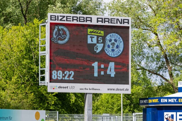 Anzeigetafel kurz vor Spielende TSG Balingen vs. FC Astoria Walldorf, Fussball Oberliga, Saison 2025 2026, 16.05.26 TSG Balingen vs. FC Astoria Walldorf, Fussball, Regionalliga Suedwest, 34. Spieltag, Saison 2025 2026, 16.05.26 Villingen Copyright: xEibner-Pressefoto KirstenxJägerx