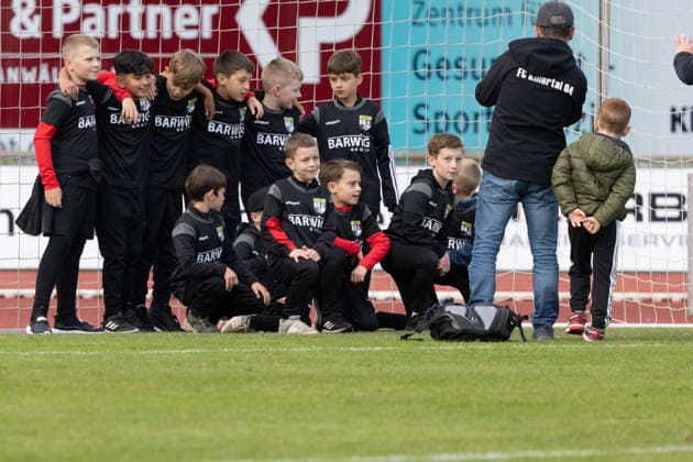 Gruppenfoto mit den Balljungs TSG Balingen vs. FC Astoria Walldorf, Fussball Oberliga, Saison 2025 2026, 16.05.26 TSG Balingen vs. FC Astoria Walldorf, Fussball, Regionalliga Suedwest, 34. Spieltag, Saison 2025 2026, 16.05.26 Villingen Copyright: xEibner-Pressefoto KirstenxJägerx