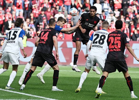 16.05.2026, xophax, Fussball 1.Bundesliga, Bayer 04 Leverkusen - Hamburger SV Tor für Leverkusen : Jarell Quansah ( Bayer 04 ) , mitte beim Kopfball . Luka Vuskovic ( HSV ) , links (DFL DFB REGULATIONS PROHIBIT ANY USE OF PHOTOGRAPHS as IMAGE SEQUENCES and or QUASI-VIDEO) Leverkusen