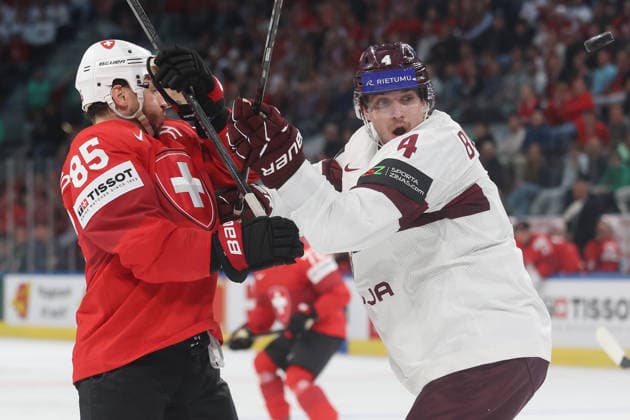 Eishockey WM 2026 SUI - LAT Sven Andrighetto gegen Kristofers Bindulis 16.05.2026 Swiss Life Arena Zuerich , SCHWEIZ, Herren IIHF Eishockey World Championship, WM, Weltmeisterschaft Zurich 2026 Gruppe Schweiz - Lettland Sven Andrighetto (li,Schweiz) gegen Kristofers Bindulis (Lettland)