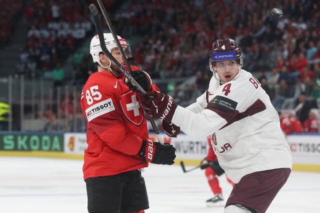 Eishockey WM 2026 SUI - LAT Sven Andrighetto gegen Kristofers Bindulis 16.05.2026 Swiss Life Arena Zuerich , SCHWEIZ, Herren IIHF Eishockey World Championship, WM, Weltmeisterschaft Zurich 2026 Gruppe Schweiz - Lettland Sven Andrighetto (li,Schweiz) gegen Kristofers Bindulis (Lettland)