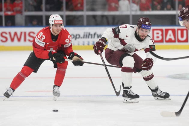 Eishockey WM 2026 SUI - LAT Theo Rochette gegen Martins Dzierkals 16.05.2026 Swiss Life Arena Zuerich , SCHWEIZ, Herren IIHF Eishockey World Championship, WM, Weltmeisterschaft Zurich 2026 Gruppe Schweiz - Lettland Theo Rochette (li,Schweiz) gegen Martins Dzierkals (Lettland)