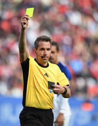 16.05.2026, xophax, Fussball 1.Bundesliga, Bayer 04 Leverkusen - Hamburger SV Schiedsrichter Tobias Stieler zeigt eine gelbe Karte. (DFL DFB REGULATIONS PROHIBIT ANY USE OF PHOTOGRAPHS as IMAGE SEQUENCES and or QUASI-VIDEO) Leverkusen