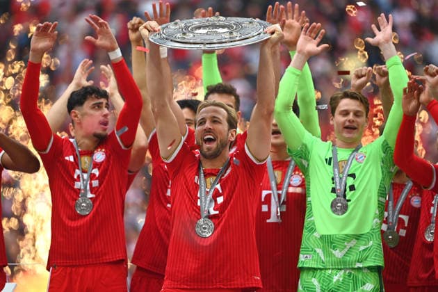 Teamfoto,Team,Mannschaft,Mannschaftsfoto, Harry KANE (Bayern Muenchen) mit Schale, Meisterschale,Pokal,Cup,Trophaee,Siegerehrung, Fussball 1. Bundesliga Saison 2025 2026, 34.Spieltag, Spieltag34 FC Bayern Muenchen - 1.FC Koeln 5-1 am 16.05.2026 , A L L I A N Z A R E N A.