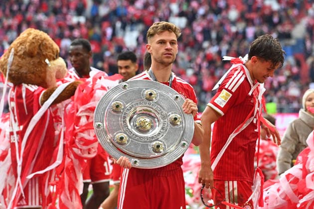 Joshua KIMMICH (Bayern Muenchen) mit Meisterschale, Schale,Pokal,Cup,Trophaee, Siegerehrung. Fussball 1. Bundesliga Saison 2025 2026, 34.Spieltag, Spieltag34 FC Bayern Muenchen - 1.FC Koeln 5-1 am 16.05.2026 , A L L I A N Z A R E N A.