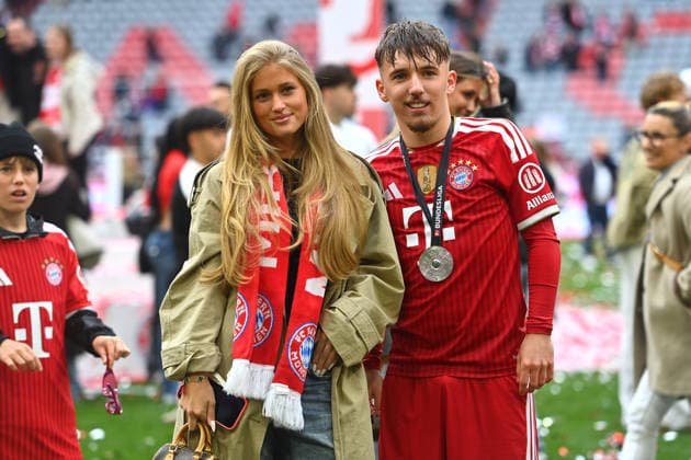 Lennart KARL (Bayern Muenchen) mit Freundin Zoe KAEPPELE, Siegerehrung. Fussball 1. Bundesliga Saison 2025 2026, 34.Spieltag, Spieltag34 FC Bayern Muenchen - 1.FC Koeln 5-1 am 16.05.2026 , A L L I A N Z A R E N A.