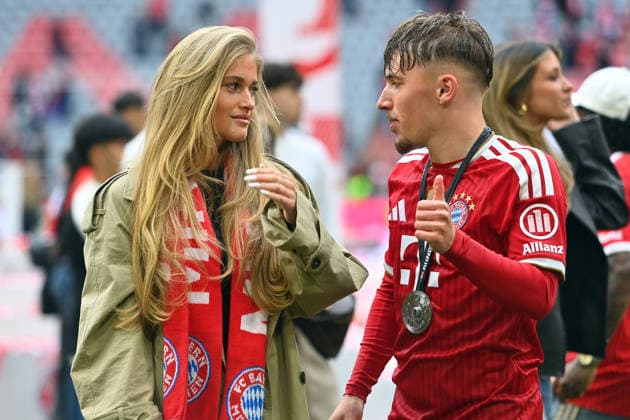Lennart KARL (Bayern Muenchen) mit Freundin Zoe KAEPPELE, Siegerehrung. Fussball 1. Bundesliga Saison 2025 2026, 34.Spieltag, Spieltag34 FC Bayern Muenchen - 1.FC Koeln 5-1 am 16.05.2026 , A L L I A N Z A R E N A.