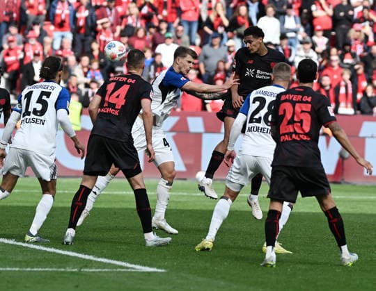 16.05.2026, xophax, Fussball 1.Bundesliga, Bayer 04 Leverkusen - Hamburger SV Tor für Leverkusen : Jarell Quansah ( Bayer 04 ) , mitte beim Kopfball . Luka Vuskovic ( HSV ) , links (DFL DFB REGULATIONS PROHIBIT ANY USE OF PHOTOGRAPHS as IMAGE SEQUENCES and or QUASI-VIDEO) Leverkusen