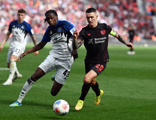 16.05.2026, xophax, Fussball 1.Bundesliga, Bayer 04 Leverkusen - Hamburger SV Alejandro Grimaldo ( Bayer 04 ) , rechts und Bello Shafiq Nadja , links ( HSV ) (DFL DFB REGULATIONS PROHIBIT ANY USE OF PHOTOGRAPHS as IMAGE SEQUENCES and or QUASI-VIDEO) Leverkusen