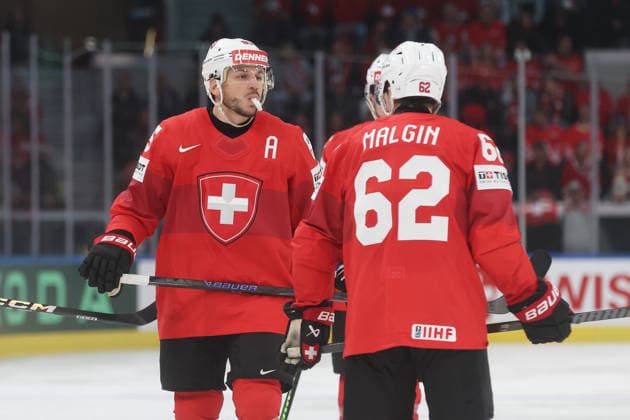 Eishockey WM 2026 SUI - LAT Sven Andrighetto - Denis Malgin (Schweiz) 16.05.2026 Swiss Life Arena Zuerich , SCHWEIZ, Herren IIHF Eishockey World Championship, WM, Weltmeisterschaft Zurich 2026 Gruppe Schweiz - Lettland Sven Andrighetto - Denis Malgin (Schweiz)