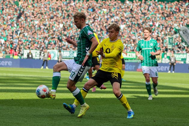 Bremen, Deutschland: 16. Mai 2026 - 34. Spieltag - 1. Bundesliga - Werder Bremen vs. Borussia Dortmund Im Bild: v.li. im Zweikampf Marco Grüll Gruell (Werder Bremen) und Daniel Svensson (BVB) DFL regulations prohibit any use of photographs as image sequences and or quasi-video. Copyright: HMBxMedia MadeleinexFantini