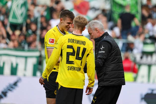 Bremen, Deutschland: 16. Mai 2026 - 34. Spieltag - 1. Bundesliga - Werder Bremen vs. Borussia Dortmund Im Bild: v.li. Nico Schlotterbeck (BVB) verletzt sich an der Hand und wird ärztlich behandelt DFL regulations prohibit any use of photographs as image sequences and or quasi-video. Copyright: HMBxMedia MadeleinexFantini