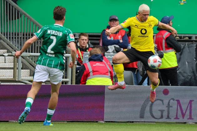 Bremen, Deutschland: 16. Mai 2026 - 34. Spieltag - 1. Bundesliga - Werder Bremen vs. Borussia Dortmund Im Bild: v.li. Oliver Deman (Werder Bremen) und Julian Ryerson (BVB) DFL regulations prohibit any use of photographs as image sequences and or quasi-video. Copyright: HMBxMedia MadeleinexFantini