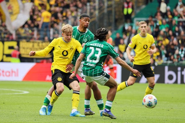 Bremen, Deutschland: 16. Mai 2026 - 34. Spieltag - 1. Bundesliga - Werder Bremen vs. Borussia Dortmund Im Bild: v.li. im Zweikampf Daniel Svensson (BVB), Felix Aug (Werder Bremen) und Isaac Schmidt (Werder Bremen) DFL regulations prohibit any use of photographs as image sequences and or quasi-video. Copyright: HMBxMedia MadeleinexFantini