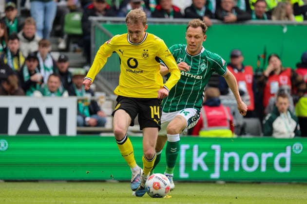 Bremen, Deutschland: 16. Mai 2026 - 34. Spieltag - 1. Bundesliga - Werder Bremen vs. Borussia Dortmund Im Bild: v.li. Maximilian Beier (BVB) und Senne Lynen (Werder Bremen) im Laufduell DFL regulations prohibit any use of photographs as image sequences and or quasi-video. Copyright: HMBxMedia MadeleinexFantini