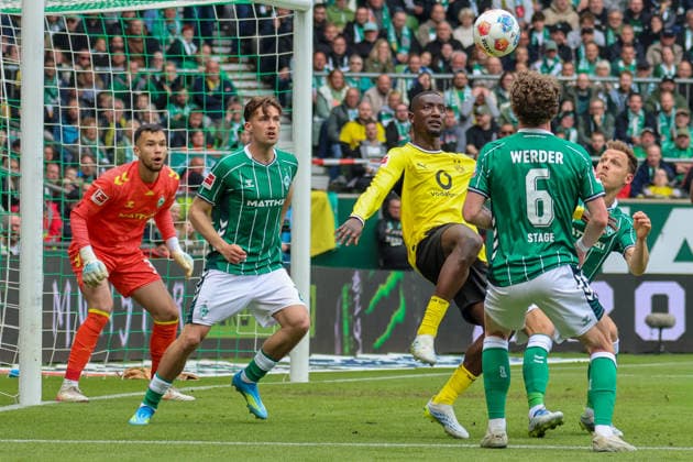 Bremen, Deutschland: 16. Mai 2026 - 34. Spieltag - 1. Bundesliga - Werder Bremen vs. Borussia Dortmund Im Bild: v.li. der Dritte Serhou Guirassy (BVB) versucht im Bremer Strafraum ein Tor zu erzielen, hinter ihm Torhüter Mio Backhaus (Werder Bremen) und Olivier Deman (Werder Bremen) und Jens Stage (Werder Bremen) DFL regulations prohibit any use of photographs as image sequences and or quasi-video. Copyright: HMBxMedia MadeleinexFantini