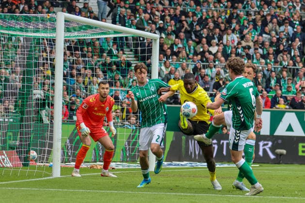 Bremen, Deutschland: 16. Mai 2026 - 34. Spieltag - 1. Bundesliga - Werder Bremen vs. Borussia Dortmund Im Bild: v.li. der Dritte Serhou Guirassy (BVB) versucht im Bremer Strafraum ein Tor zu erzielen, hinter ihm Torhüter Mio Backhaus (Werder Bremen) und Olivier Deman (Werder Bremen) und Jens Stage (Werder Bremen) DFL regulations prohibit any use of photographs as image sequences and or quasi-video. Copyright: HMBxMedia MadeleinexFantini