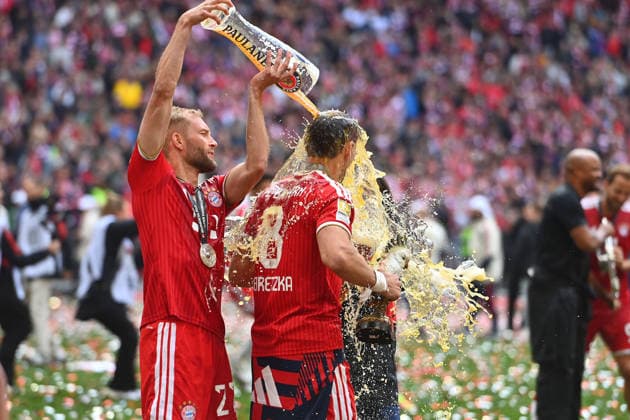Bierdusche Konrad LAIMER (Bayern Muenchen) ueberschuettet Leon GORETZKA (Bayern Muenchen). Fussball 1. Bundesliga Saison 2025 2026, 34.Spieltag, Spieltag34 FC Bayern Muenchen - 1.FC Koeln 5-1 am 16.05.2026 , A L L I A N Z A R E N A.