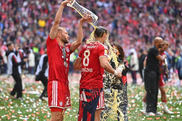 Bierdusche Konrad LAIMER (Bayern Muenchen) ueberschuettet Leon GORETZKA (Bayern Muenchen). Fussball 1. Bundesliga Saison 2025 2026, 34.Spieltag, Spieltag34 FC Bayern Muenchen - 1.FC Koeln 5-1 am 16.05.2026 , A L L I A N Z A R E N A.