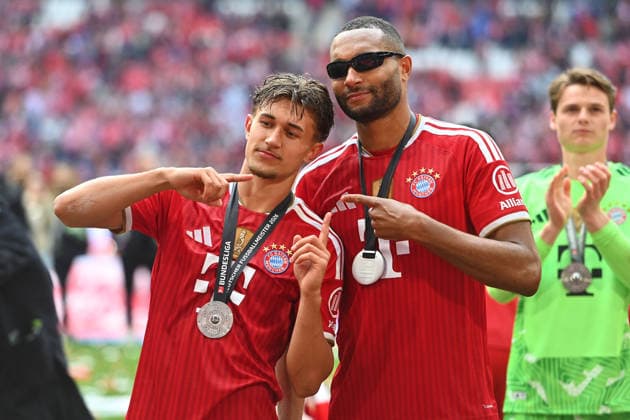 v.li:Tom BISCHOF (Bayern Muenchen) mit Jonathan TAH (Bayern Muenchen), Siegerehrung. Fussball 1. Bundesliga Saison 2025 2026, 34.Spieltag, Spieltag34 FC Bayern Muenchen - 1.FC Koeln 5-1 am 16.05.2026 , A L L I A N Z A R E N A.