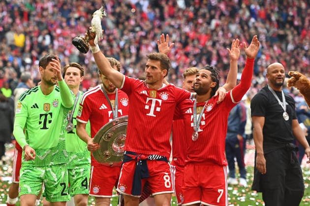 v.re:Trainer Vincent KOMPANY (Bayern Muenchen), Serge GNABRY (FC Bayern Muenchen),Leon GORETZKA (Bayern Muenchen)Harry KANE (Bayern Muenchen),Torwart Jonas URBIG (Bayern Muenchen), Sven ULREICH,Torwart (Bayern Muenchen), Jubel,Freude,Begeisterung, Siegerehrung. Fussball 1. Bundesliga Saison 2025 2026, 34.Spieltag, Spieltag34 FC Bayern Muenchen - 1.FC Koeln 5-1 am 16.05.2026 , A L L I A N Z A R E N A.