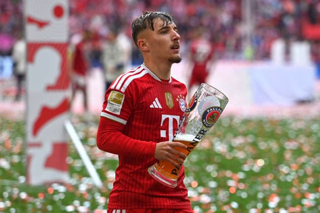 Lennart KARL (Bayern Muenchen) mit Weissbierglas, Einzelbild,angeschnittenes Einzelmotiv,Halbfigur,halbe Figur, Siegerehrung. Fussball 1. Bundesliga Saison 2025 2026, 34.Spieltag, Spieltag34 FC Bayern Muenchen - 1.FC Koeln 5-1 am 16.05.2026 , A L L I A N Z A R E N A.