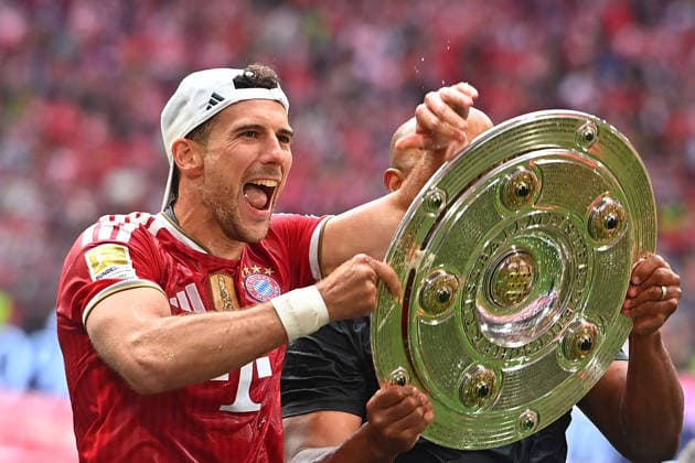 Leon GORETZKA (Bayern Muenchen) mit Meisterschale, Schale,Pokal,Cup,Trophaee. Siegerehrung. Fussball 1. Bundesliga Saison 2025 2026, 34.Spieltag, Spieltag34 FC Bayern Muenchen - 1.FC Koeln 5-1 am 16.05.2026 , A L L I A N Z A R E N A.