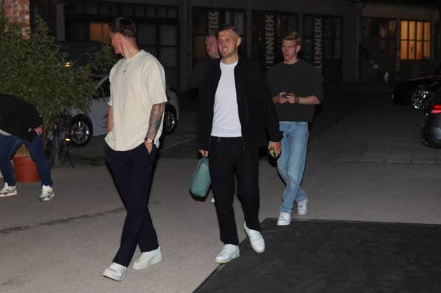 Cedric Zesiger 16 FC Augsbburg), Jeffrey Gouweleeuw 6 (FC Augsburg) kommen an der Location an, FC Augsburg Saisonabschlussfeier, Fussball, 1. Bundesliga, 34. Spieltag, 16.05.2026 DFL DFB regulations prohibit any use of photographs as image sequences and or quasi-video Augsburg Bayern Deutschland