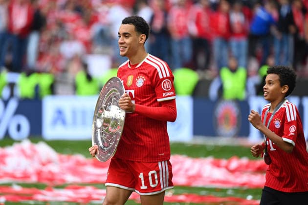Jamal MUSIALA (Bayern Muenchen) mit Meisterschale, Schale,Pokal,Cup,Trophaee, re:Bruder Jerrell. Siegerehrung. Fussball 1. Bundesliga Saison 2025 2026, 34.Spieltag, Spieltag34 FC Bayern Muenchen - 1.FC Koeln 5-1 am 16.05.2026 , A L L I A N Z A R E N A. *** Jamal MUSIALA Bayern Muenchen with Meisterschale, Schale,Pokal,Cup,Trophaee, re Bruder Jerrell Siegerehrung Fussball 1 Bundesliga Saison 2025 2026, 34 Spieltag, Spieltag34 FC Bayern Muenchen 1 FC Koeln 5 1 am 16 05 2026 , A L L I A N Z A R E N A