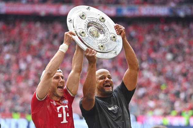 Trainer Vincent KOMPANY (Bayern Muenchen) und Leon GORETZKA (Bayern Muenchen) mit der Meisterschale,Schale,Pokal,Cup,Trophaee. Fussball 1. Bundesliga Saison 2025 2026, 34.Spieltag, Spieltag34 FC Bayern Muenchen - 1.FC Koeln 5-1 am 16.05.2026 , A L L I A N Z A R E N A.