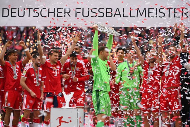 Teamfoto,Team,Mannschaft,Mannschaftsfoto, Manuel NEUER (Torwart Bayern Muenchen) mit Schale, Meisterschale,Pokal,Cup,Trophaee,Siegerehrung, Fussball 1. Bundesliga Saison 2025 2026, 34.Spieltag, Spieltag34 FC Bayern Muenchen - 1.FC Koeln 5-1 am 16.05.2026 , A L L I A N Z A R E N A.