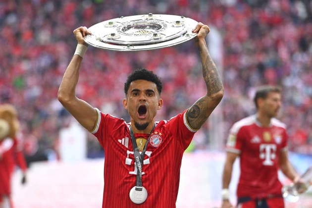 Luis DIAZ (Bayern Muenchen) mit Meisterschale, Schale,Pokal,Cup,Trophaee, Siegerehrung. Fussball 1. Bundesliga Saison 2025 2026, 34.Spieltag, Spieltag34 FC Bayern Muenchen - 1.FC Koeln 5-1 am 16.05.2026 , A L L I A N Z A R E N A.