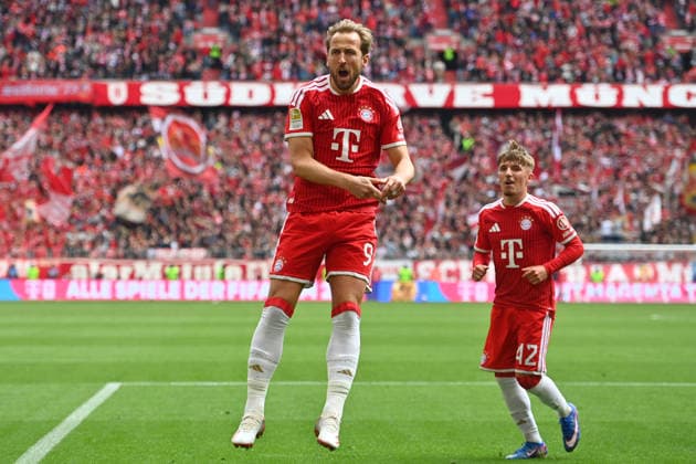 Torjubel Harry KANE (Bayern Muenchen), Jubel,Freude,Begeisterung,Aktion. re:Lennart KARL (Bayern Muenchen). Fussball 1. Bundesliga Saison 2025 2026, 34.Spieltag, Spieltag34 FC Bayern Muenchen - 1.FC Koeln 5-1 am 16.05.2026 , A L L I A N Z A R E N A.