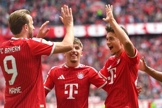 v.li:Harry KANE (Bayern Muenchen),Lennart KARL (Bayern Muenchen),Tom BISCHOF (Bayern Muenchen), Jubel,Freude,Begeisterung,Aktion. Fussball 1. Bundesliga Saison 2025 2026, 34.Spieltag, Spieltag34 FC Bayern Muenchen - 1.FC Koeln 5-1 am 16.05.2026 , A L L I A N Z A R E N A.