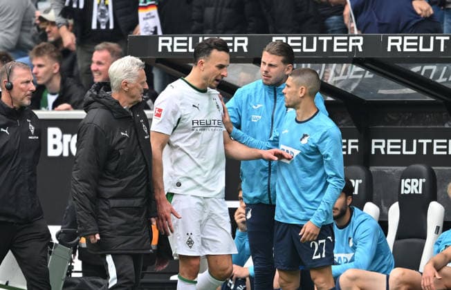 Haris Tabakovic (Bor. Mönchengladbach) muss verletzt ausgewechselt werden, r. sieht Andrej Kramaric (1899 Hoffenheim) nach im. Fussball 1. Bundesliga, 34.Spieltag, Borussia Moenchengladbach - TSG 1899 Hoffenheim 4:0, am 16.05.2026 in Moenchengladbach Deutschland. DFL regulations prohibit any use of photographs as image sequences and or quasi-video Â