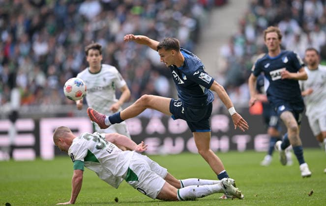 (l-r) Nico Elvedi (Bor. Mönchengladbach), Tim Lemperle (1899 Hoffenheim) Aktion, Zweikampf. Fussball 1. Bundesliga, 34.Spieltag, Borussia Moenchengladbach - TSG 1899 Hoffenheim 4:0, am 16.05.2026 in Moenchengladbach Deutschland. DFL regulations prohibit any use of photographs as image sequences and or quasi-video Â