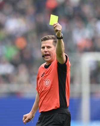 Schiedsrichter Frank Willenborg zeigt die gelbe Karte. Fussball 1. Bundesliga, 34.Spieltag, Borussia Moenchengladbach - TSG 1899 Hoffenheim 4:0, am 16.05.2026 in Moenchengladbach Deutschland. DFL regulations prohibit any use of photographs as image sequences and or quasi-video Â