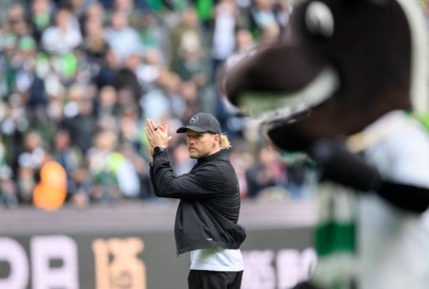 Trainer Eugen Polanski (Bor. Mönchengladbach) klatscht nach dem Spiel, Ehrenrunde, klatschend, Gestik, Geste. Fussball 1. Bundesliga, 34.Spieltag, Borussia Moenchengladbach - TSG 1899 Hoffenheim 4:0, am 16.05.2026 in Moenchengladbach Deutschland. DFL regulations prohibit any use of photographs as image sequences and or quasi-video Â
