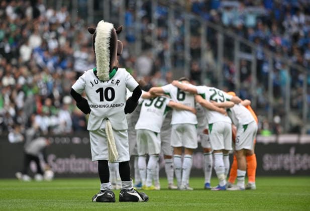Feature, Team Moenchengladbach schwoert sich ein, Mannschaftskreis, davor steht Maskottchen Juenter das Fohlen (Jünter). Fussball 1. Bundesliga, 34.Spieltag, Borussia Moenchengladbach - TSG 1899 Hoffenheim 4:0, am 16.05.2026 in Moenchengladbach Deutschland. DFL regulations prohibit any use of photographs as image sequences and or quasi-video Â