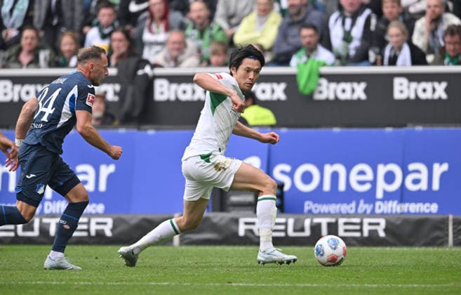 NO SALES IN JAPAN! (l-r) Vladimir Coufal (1899 Hoffenheim), Shuto Machino (Bor. Mönchengladbach) Aktion, Zweikampf. (l-r) Fussball 1. Bundesliga, 34.Spieltag, Borussia Moenchengladbach - TSG 1899 Hoffenheim 4:0, am 16.05.2026 in Moenchengladbach Deutschland. DFL regulations prohibit any use of photographs as image sequences and or quasi-video NO SALES IN JAPAN! Â