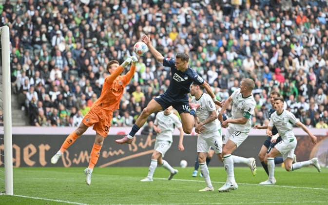 (l-r) Torwart Moritz Nicolas (Bor. Mönchengladbach), Tim Lemperle (1899 Hoffenheim), Nico Elvedi (Bor. Mönchengladbach) Aktion, Zweikampf. Fussball 1. Bundesliga, 34.Spieltag, Borussia Moenchengladbach - TSG 1899 Hoffenheim 4:0, am 16.05.2026 in Moenchengladbach Deutschland. DFL regulations prohibit any use of photographs as image sequences and or quasi-video Â