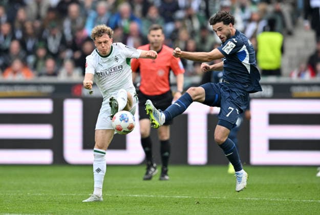 (l-r) Robin Hack (Bor. Mönchengladbach), Leon Avdullahu (1899 Hoffenheim) Aktion, Zweikampf. Fussball 1. Bundesliga, 34.Spieltag, Borussia Moenchengladbach - TSG 1899 Hoffenheim 4:0, am 16.05.2026 in Moenchengladbach Deutschland. DFL regulations prohibit any use of photographs as image sequences and or quasi-video Â