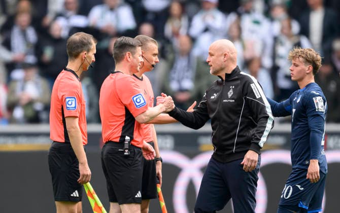 Rouven SCHROEDER (Schröder) (MG, Head of Sports) gratuliert Schiedsrichter Frank Willenborg nach dem Spiel zum letzten BL Spiel. Fussball 1. Bundesliga, 34.Spieltag, Borussia Moenchengladbach - TSG 1899 Hoffenheim 4:0, am 16.05.2026 in Moenchengladbach Deutschland. DFL regulations prohibit any use of photographs as image sequences and or quasi-video Â