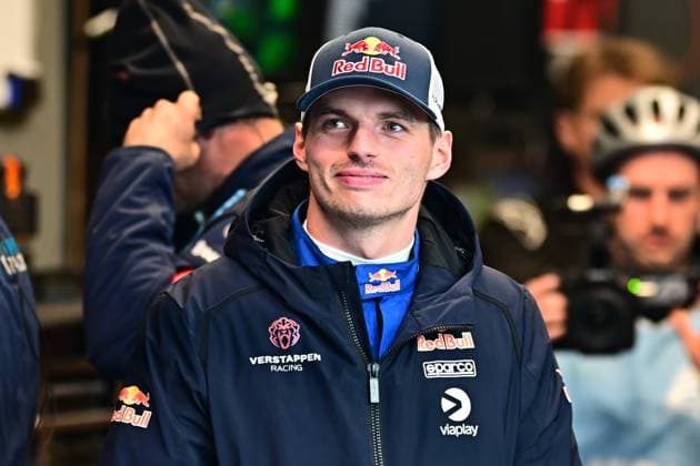 Max Verstappen ist im Fahrerlager des Nürburgrings zu sehen. Er trägt die Teamkleidung von Mercedes-AMG Team Verstappen Racing mit Red Bull-, Sparco- und Viaplay-Logos. Im Hintergrund sind weitere Teammitglieder sowie Kameramänner zu erkennen. Max Verstappen im Fahrerlager beim 24h Nürburgring 2026 Copyright: xMichaelxGelhardtx