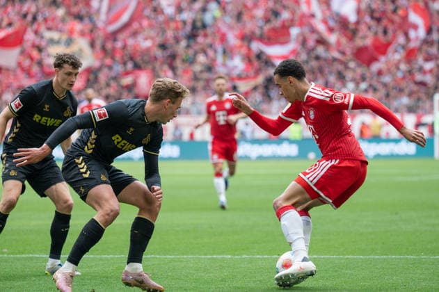 GER, Bayern, Muenchen, Fussball, FC Bayern Muenchen - 1. FC Koeln, in der Allianz Arena, Muenchen, Bundesliga, 34. Spieltag, 16.05.26, v.l. Sebastian Sebulonsen (1. FC Koeln, 28), Jamal Musiala (FC Bayern Muenchen, 10), im Angriff, Zweikampf DFL DFB regulations prohibit any use of photographs as image sequences and or quasi-video, Copyright: HMB-Media MichaelxNibel