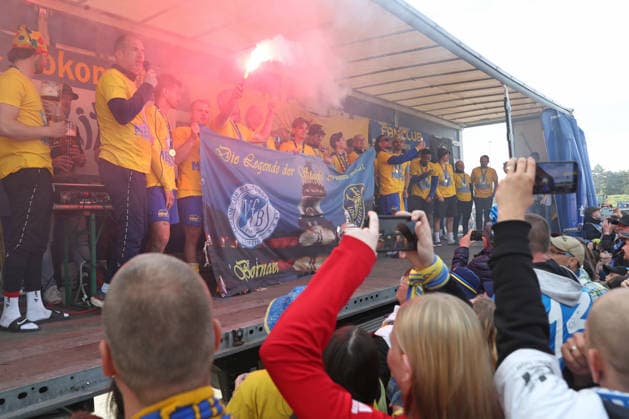 Fußball Regionalliga Nordost: 1. FC Lok Leipzig - 1. FC Magdeburg II; 16.05.2026 Die Mannschaft von Lok Leipzig feiert auf einer improvisierten Lkw-Bühne mit ihren Fans die Regionalliga-Meisterschaft. Cheftrainer Jochen Seitz (Lok Leipzig) am Mikrofon. Fußball, Regionalliga Nordost, Saison 2025 2026, 34. Spieltag: 1. FC Lok Leipzig vs. 1. FC Magdeburg II am 16.05.2026 im Bruno-Plache-Stadion, Leipzig. Copyright: xBEAUTIFULxSPORTS JanxKaeferx
