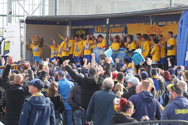 Fußball Regionalliga Nordost: 1. FC Lok Leipzig - 1. FC Magdeburg II; 16.05.2026 Die Mannschaft von Lok Leipzig feiert auf einer improvisierten Lkw-Bühne mit ihren Fans die Regionalliga-Meisterschaft. Fußball, Regionalliga Nordost, Saison 2025 2026, 34. Spieltag: 1. FC Lok Leipzig vs. 1. FC Magdeburg II am 16.05.2026 im Bruno-Plache-Stadion, Leipzig. Copyright: xBEAUTIFULxSPORTS JanxKaeferx